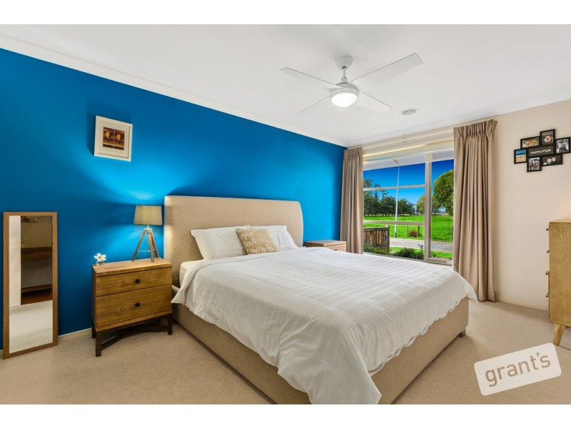 4 Pipers Place, Clyde North VIC 3978