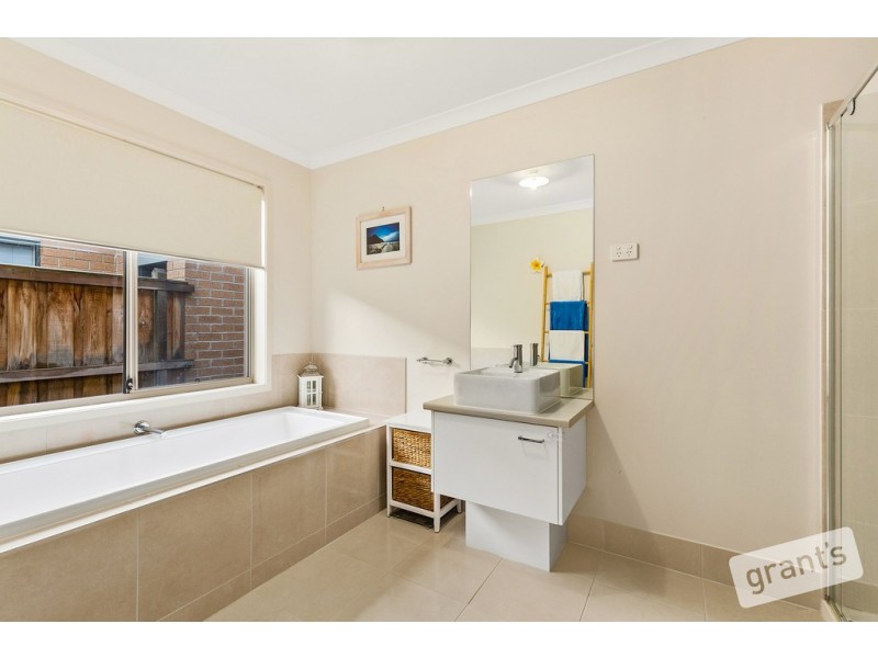 4 Pipers Place, Clyde North VIC 3978