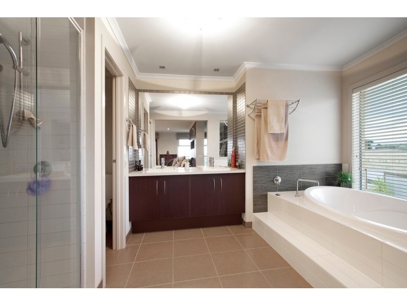 49 Skyline Way, Berwick VIC 3806