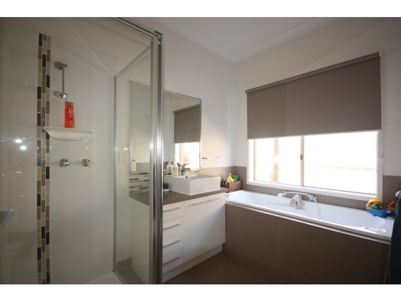 6 Little Gem Way, Berwick VIC 3806