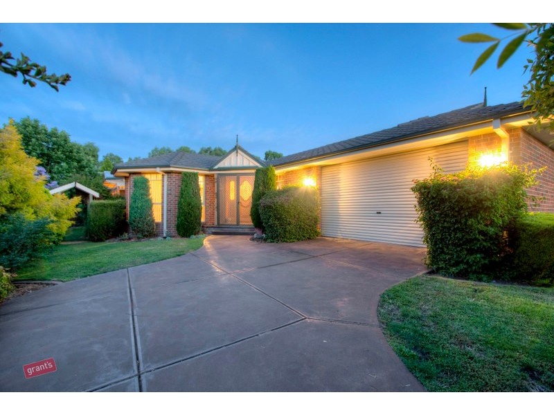 102 Earlsfield Drive, Berwick VIC 3806