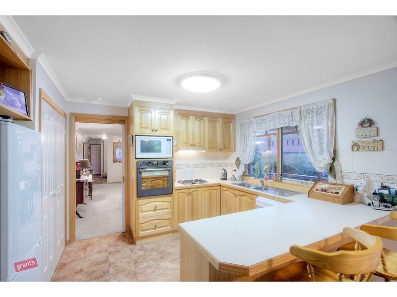 102 Earlsfield Drive, Berwick VIC 3806