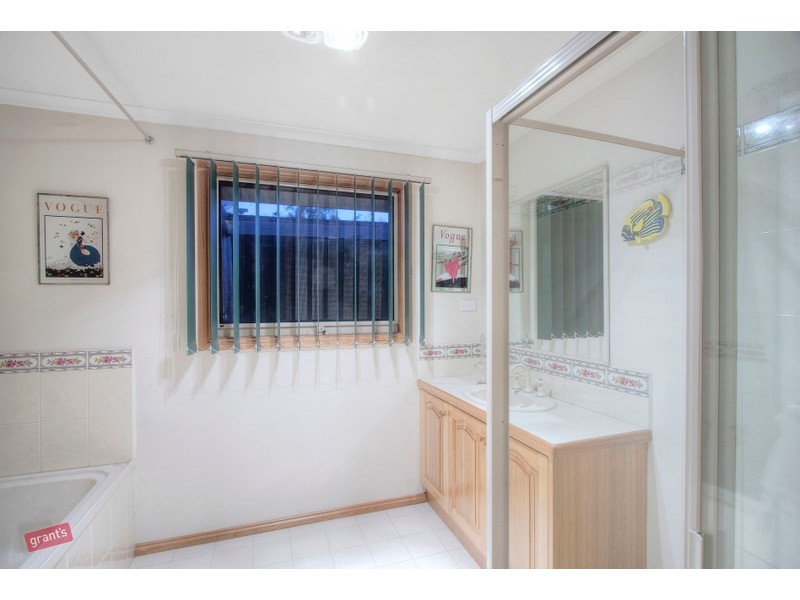 102 Earlsfield Drive, Berwick VIC 3806