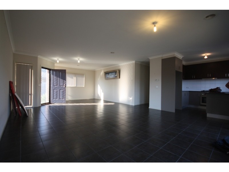 2/23 Hughes Cresent, Dandenong VIC 3175