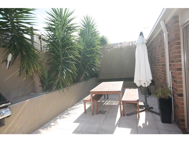 2/21 Sugarbush Drive, Lynbrook VIC 3975