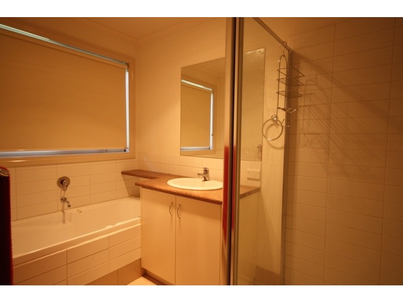 2/21 Sugarbush Drive, Lynbrook VIC 3975