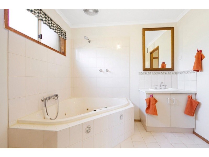 32 Warrawong Drive, Berwick VIC 3806