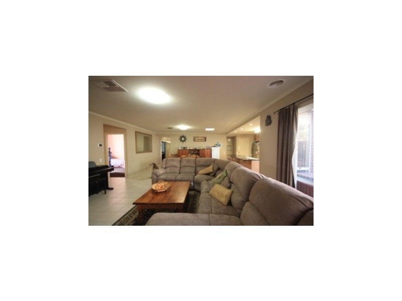 10 Landra Court, Berwick VIC 3806