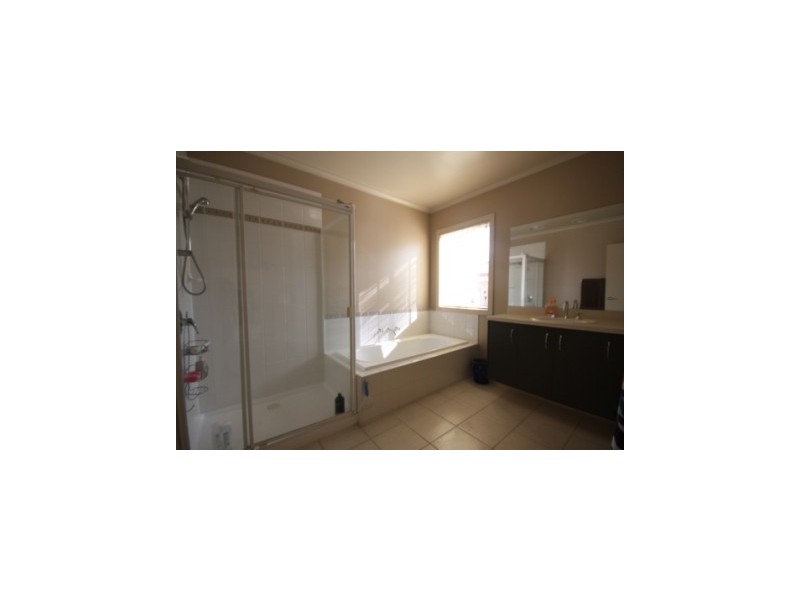 10 Landra Court, Berwick VIC 3806