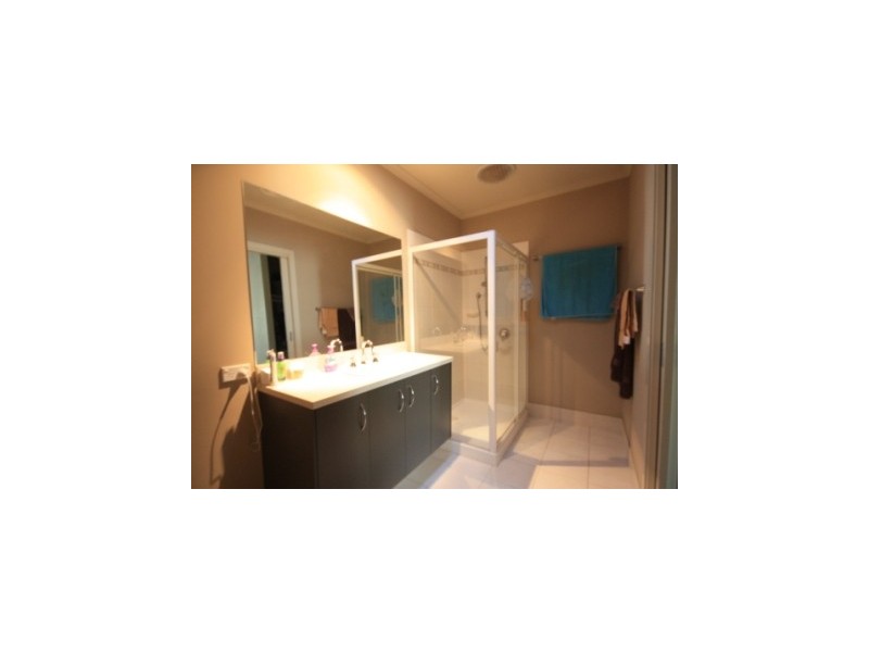 10 Landra Court, Berwick VIC 3806