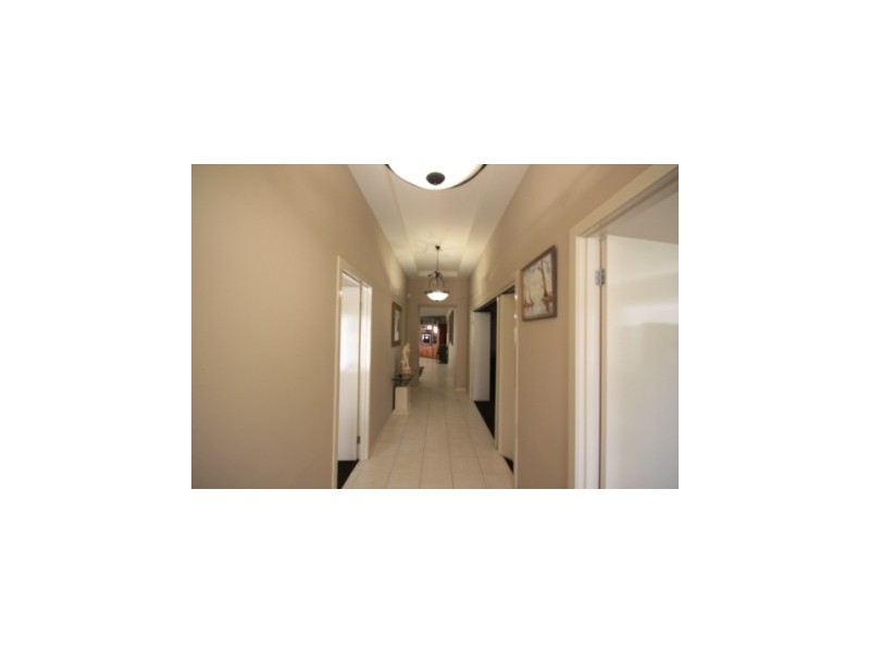 10 Landra Court, Berwick VIC 3806