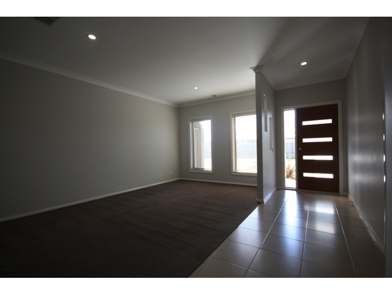 81 Thunderbolt Drive, Cranbourne East VIC 3977