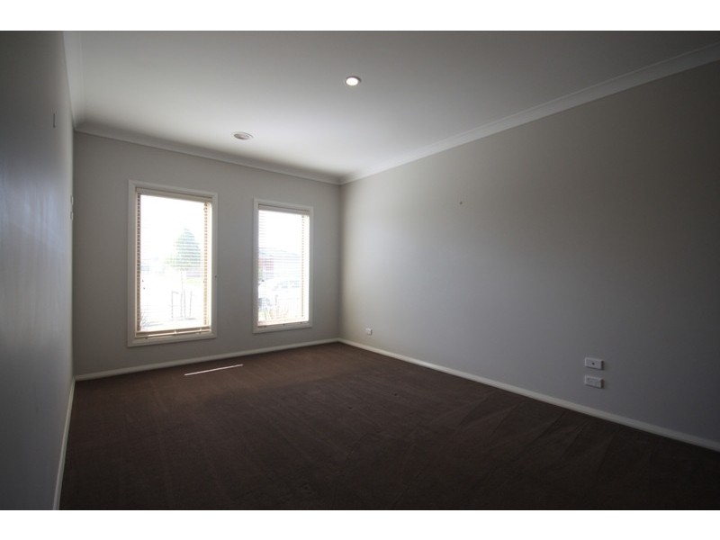 81 Thunderbolt Drive, Cranbourne East VIC 3977