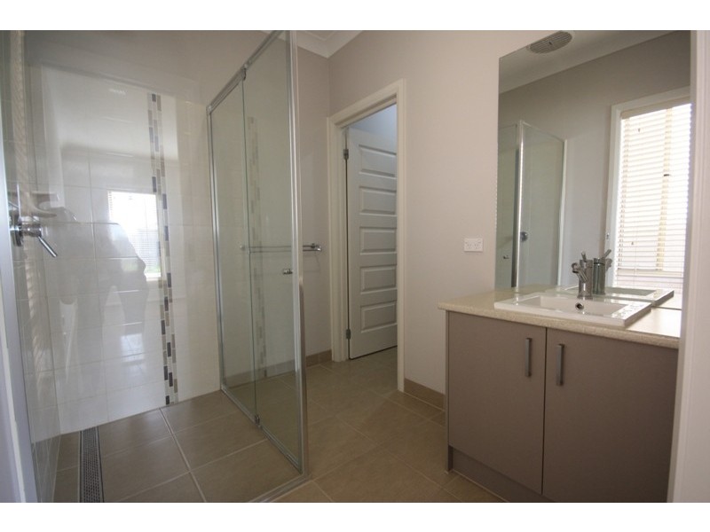 81 Thunderbolt Drive, Cranbourne East VIC 3977