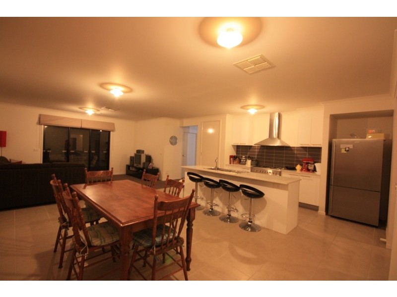 8 Osborn Court, Berwick VIC 3806