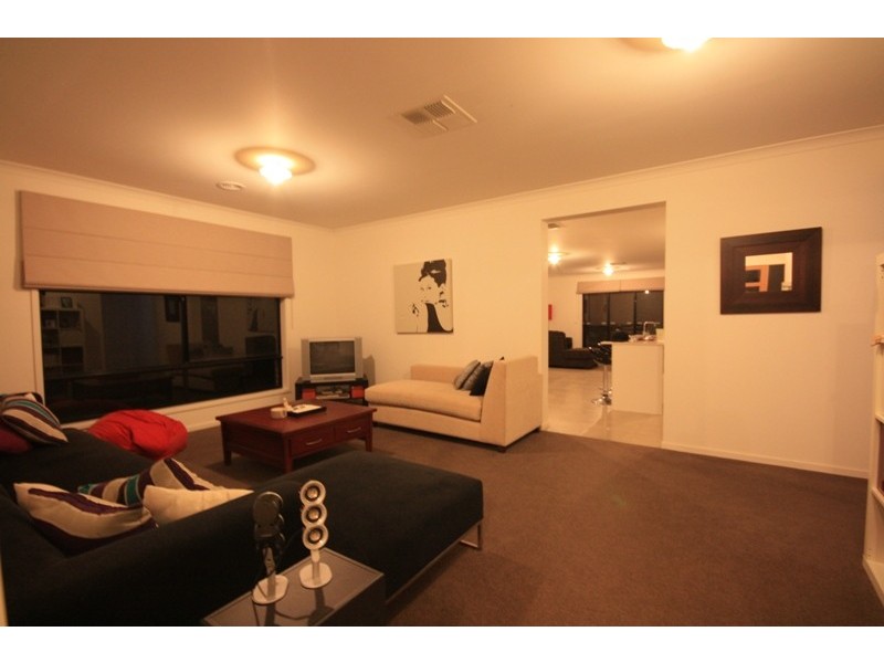 8 Osborn Court, Berwick VIC 3806