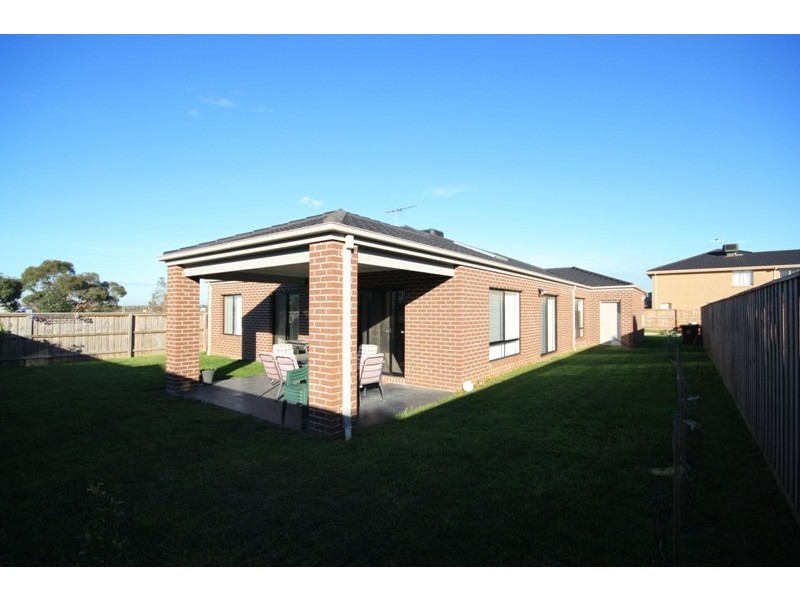 8 Osborn Court, Berwick VIC 3806