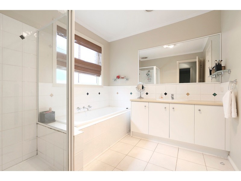 2/10 Buchanan Rd, Berwick VIC 3806