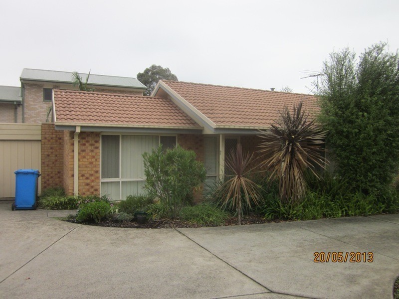 2/10 Buchanan Rd, Berwick VIC 3806