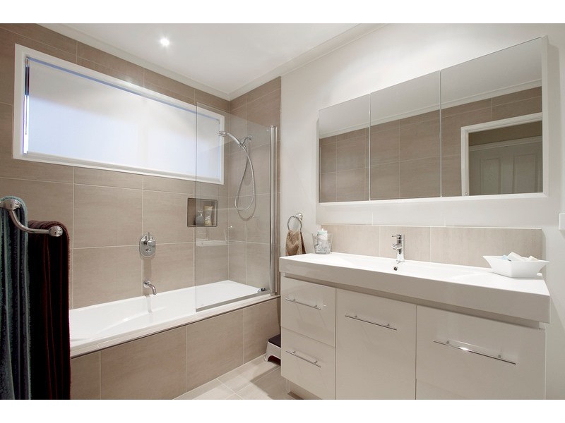 17 Lodge Crescent, Berwick VIC 3806