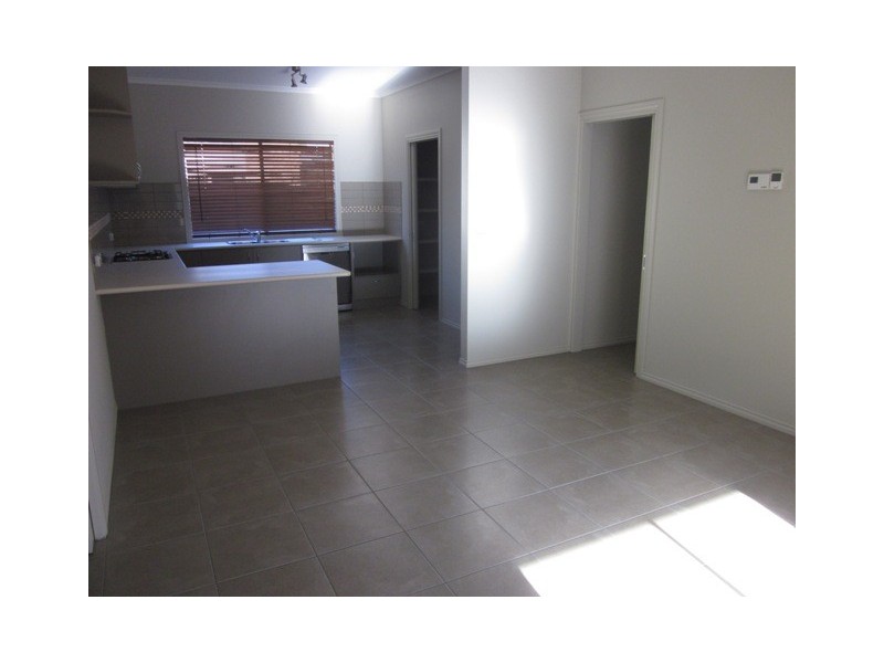 8 Day Lilly Court, Pakenham VIC 3810