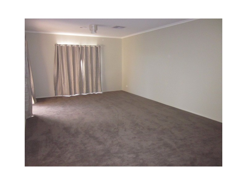 8 Day Lilly Court, Pakenham VIC 3810