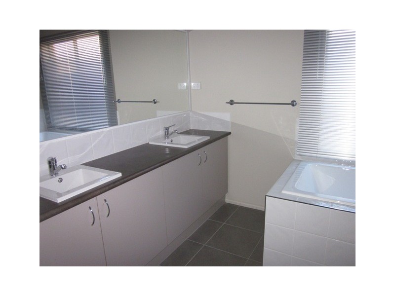 8 Day Lilly Court, Pakenham VIC 3810