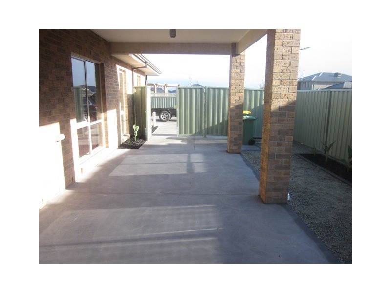 8 Day Lilly Court, Pakenham VIC 3810