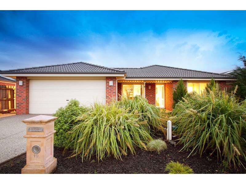 19 Dempster Way, Berwick VIC 3806