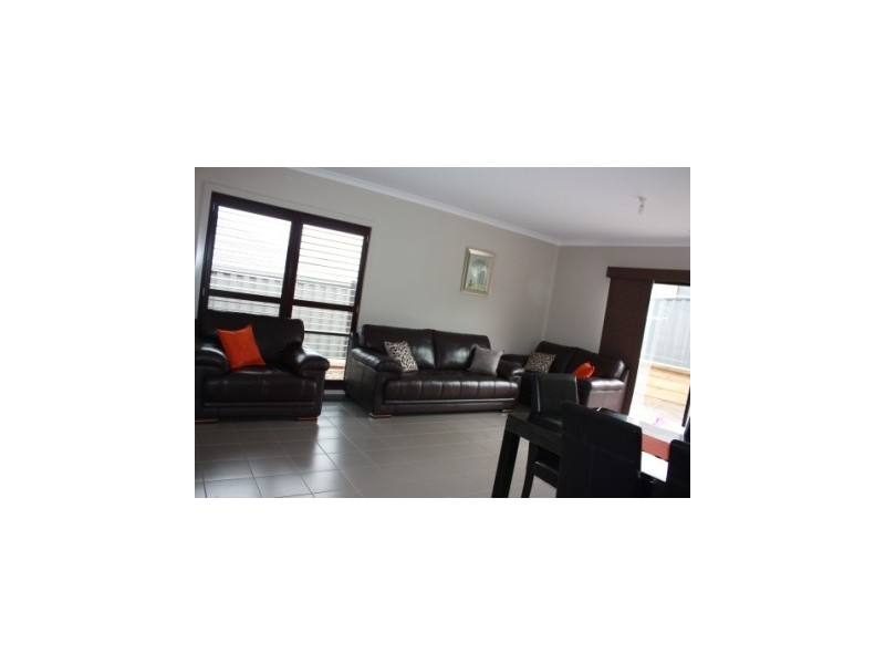 2 Adrian Drive, Pakenham VIC 3810