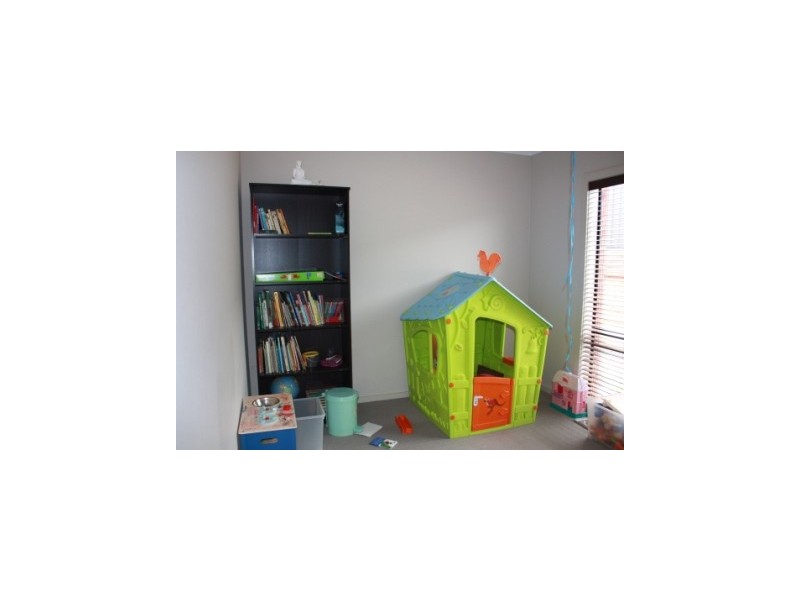 2 Adrian Drive, Pakenham VIC 3810