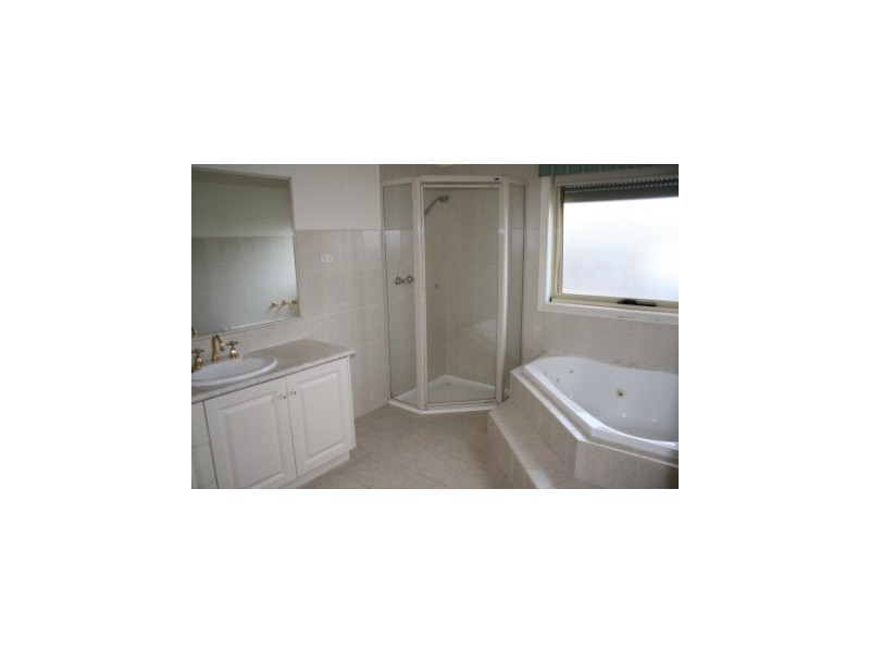 2 Lasiandra Circuit, Narre Warren VIC 3805