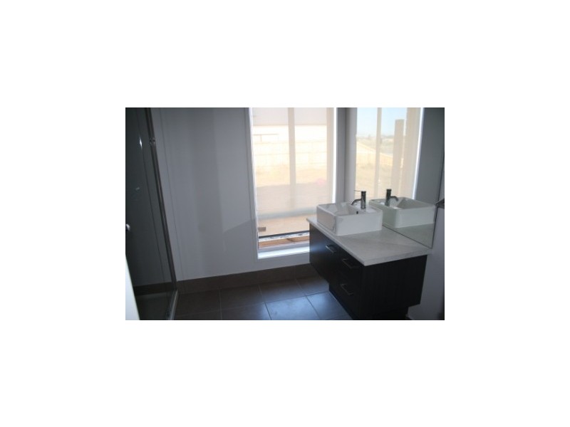 15 Maeve Circuit, Cranbourne East VIC 3977