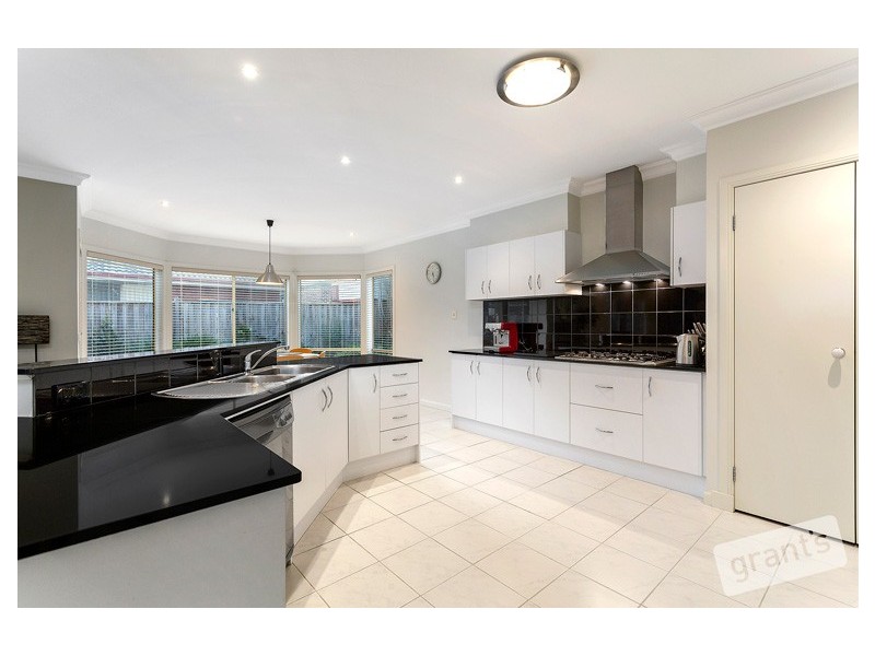 121 Berwick Springs Promenade, Narre Warren South VIC 3805