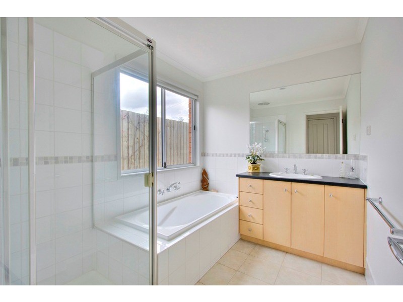 70 Earlsfield Drive, Berwick VIC 3806