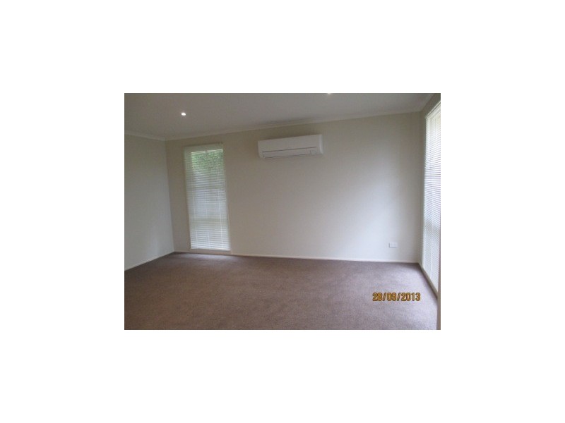 16 Simon Drive, Pakenham VIC 3810