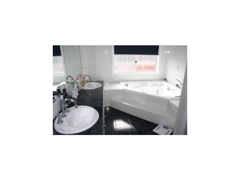 27 Archibald Avenue, Narre Warren VIC 3805