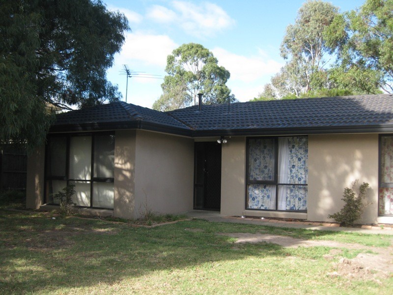 18 Bemersyde Drive, Berwick VIC 3806