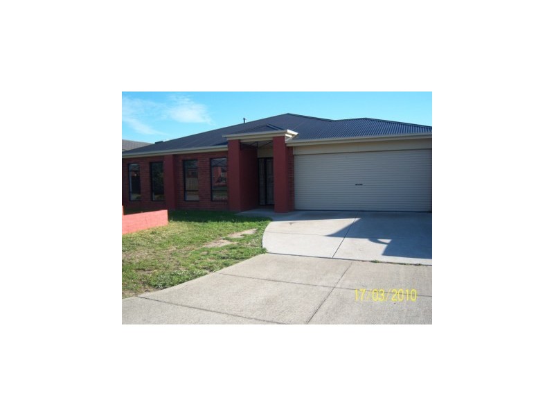 8 Serrata Street, Cranbourne West VIC 3977