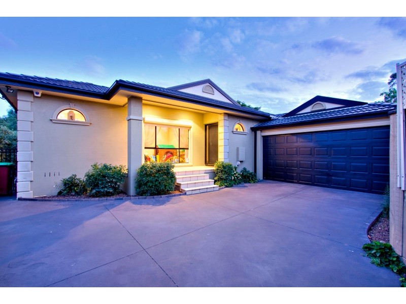 2/12 Lyall Road, Berwick VIC 3806