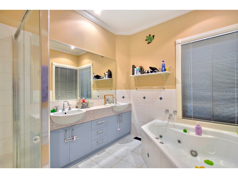 2/12 Lyall Road, Berwick VIC 3806