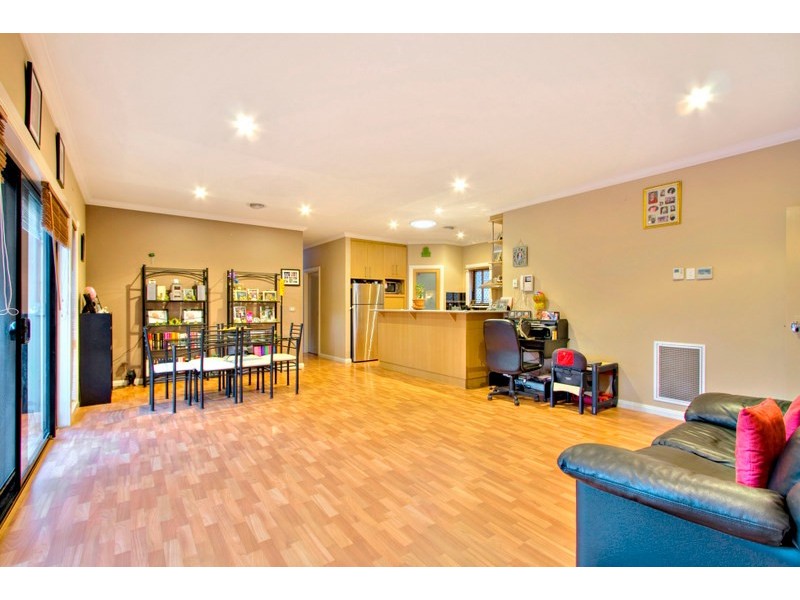 2/12 Lyall Road, Berwick VIC 3806