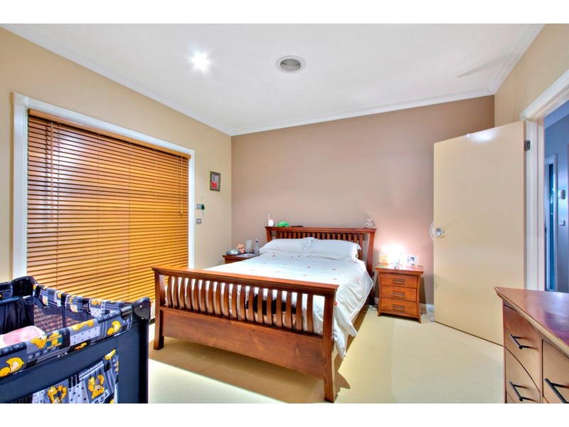 2/12 Lyall Road, Berwick VIC 3806