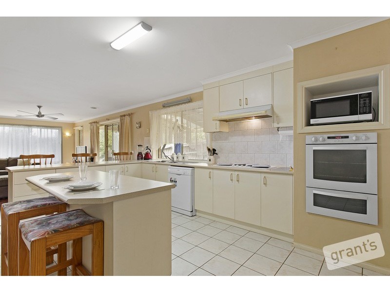 54 Earlsfield Drive, Berwick VIC 3806