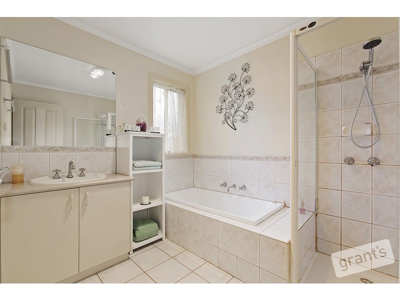 54 Earlsfield Drive, Berwick VIC 3806