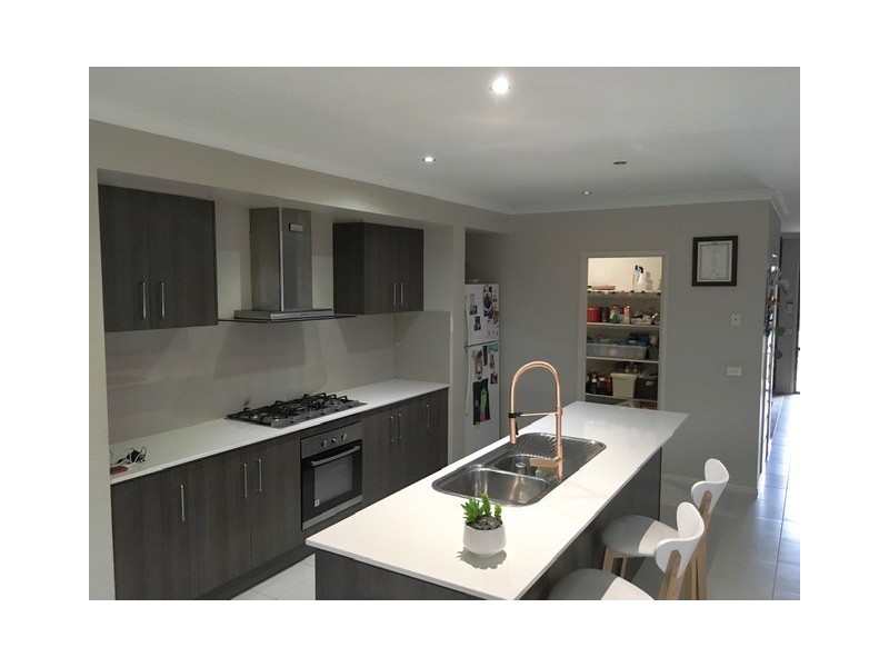 14 Vanessa Circuit, Pakenham VIC 3810