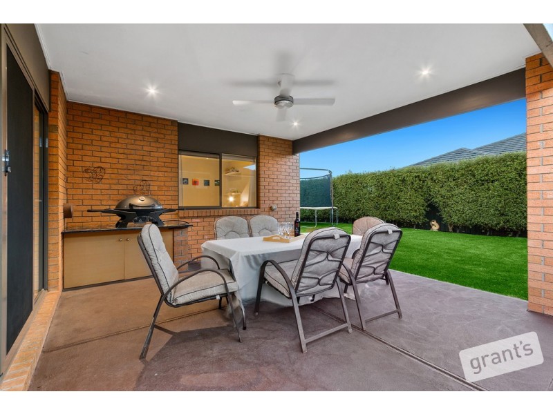 2 Flack Way, Cranbourne North VIC 3977