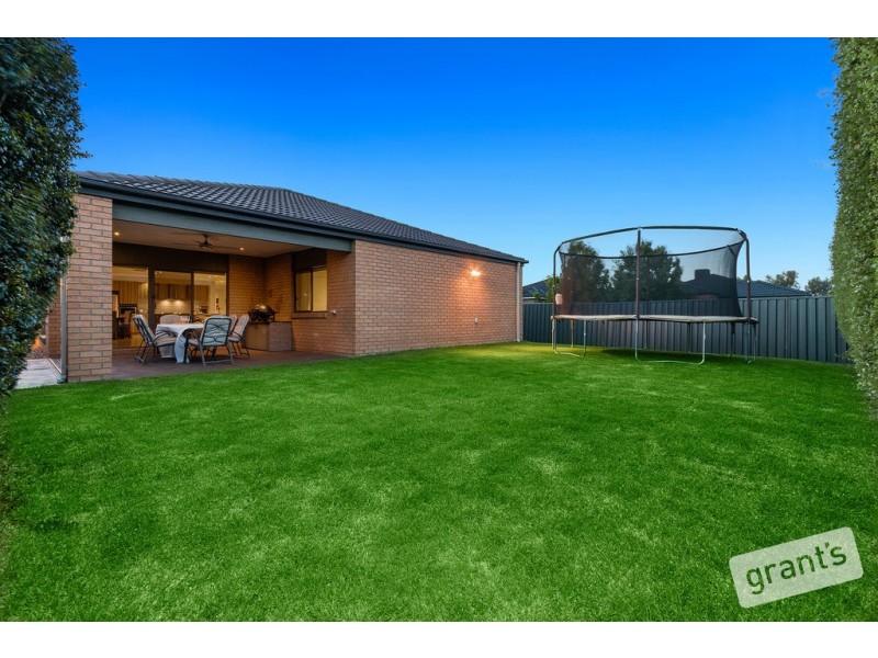 2 Flack Way, Cranbourne North VIC 3977