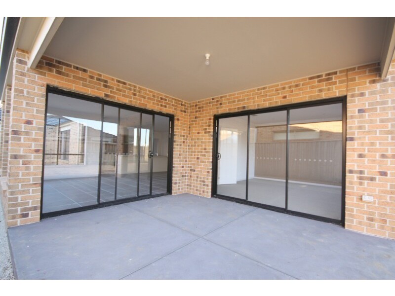 14 Manorwood Way, Berwick VIC 3806