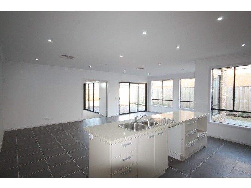 14 Manorwood Way, Berwick VIC 3806